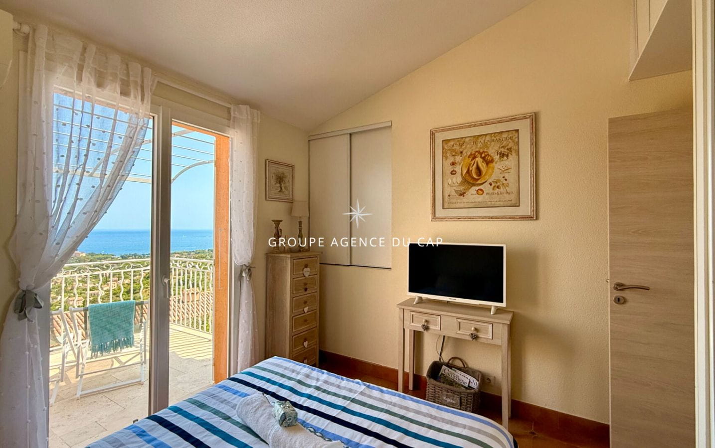 2-ROOM MAZET APARTMENT WITH PANORAMIC SEA VIEW, GARDEN AND PRIVATE SPACE IN A PRIVATE RESIDENCE WITH POOL, IN LES ISSAMBRES Image 1