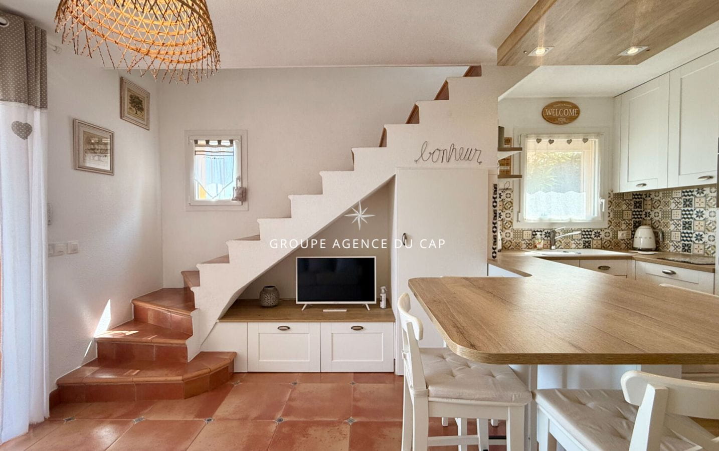 2-ROOM MAZET APARTMENT WITH PANORAMIC SEA VIEW, GARDEN AND PRIVATE SPACE IN A PRIVATE RESIDENCE WITH POOL, IN LES ISSAMBRES Image 7