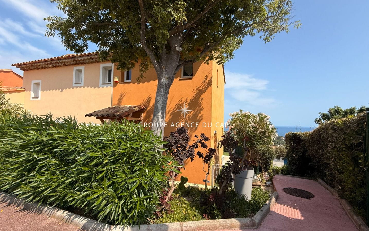 2-ROOM MAZET APARTMENT WITH PANORAMIC SEA VIEW, GARDEN AND PRIVATE SPACE IN A PRIVATE RESIDENCE WITH POOL, IN LES ISSAMBRES Image 8