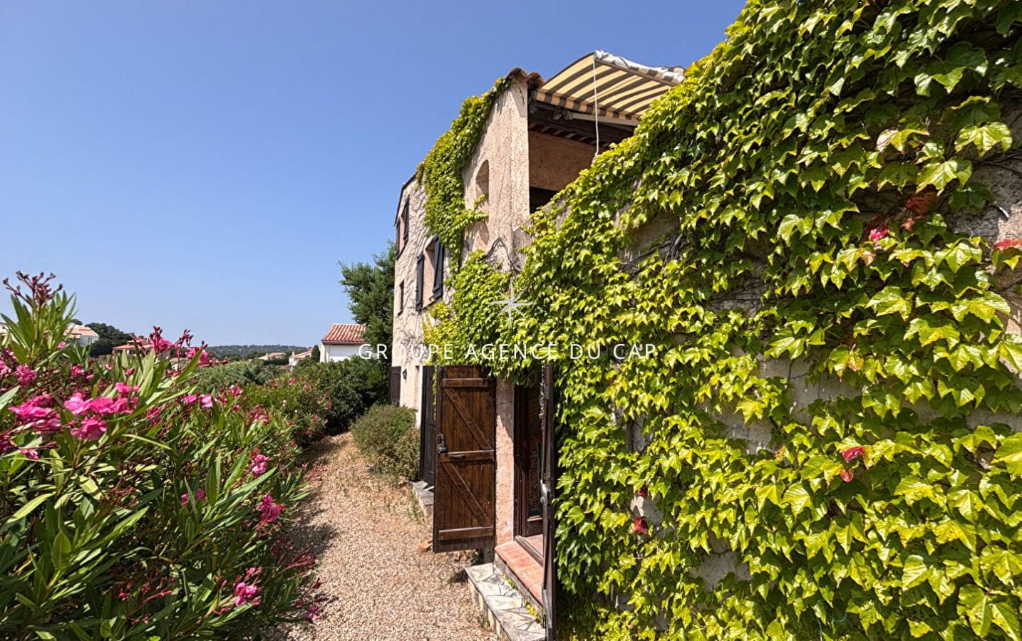 FOR SALE 5 BEDROOM VILLA WITH SEA VIEW AND PARKING IN LES ISSAMBRES Image 2