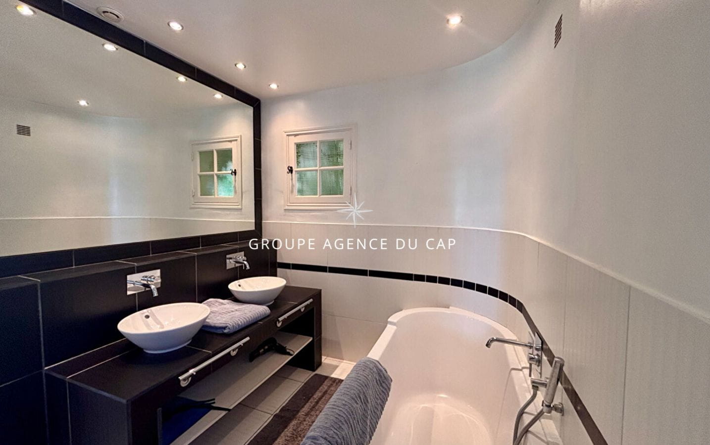 À VENDRE VILLA BEAUX VOLUMES 6 CHAMBRES VUE MER SUD-OUEST PARKINGS AUX ISSAMBRES Image 11