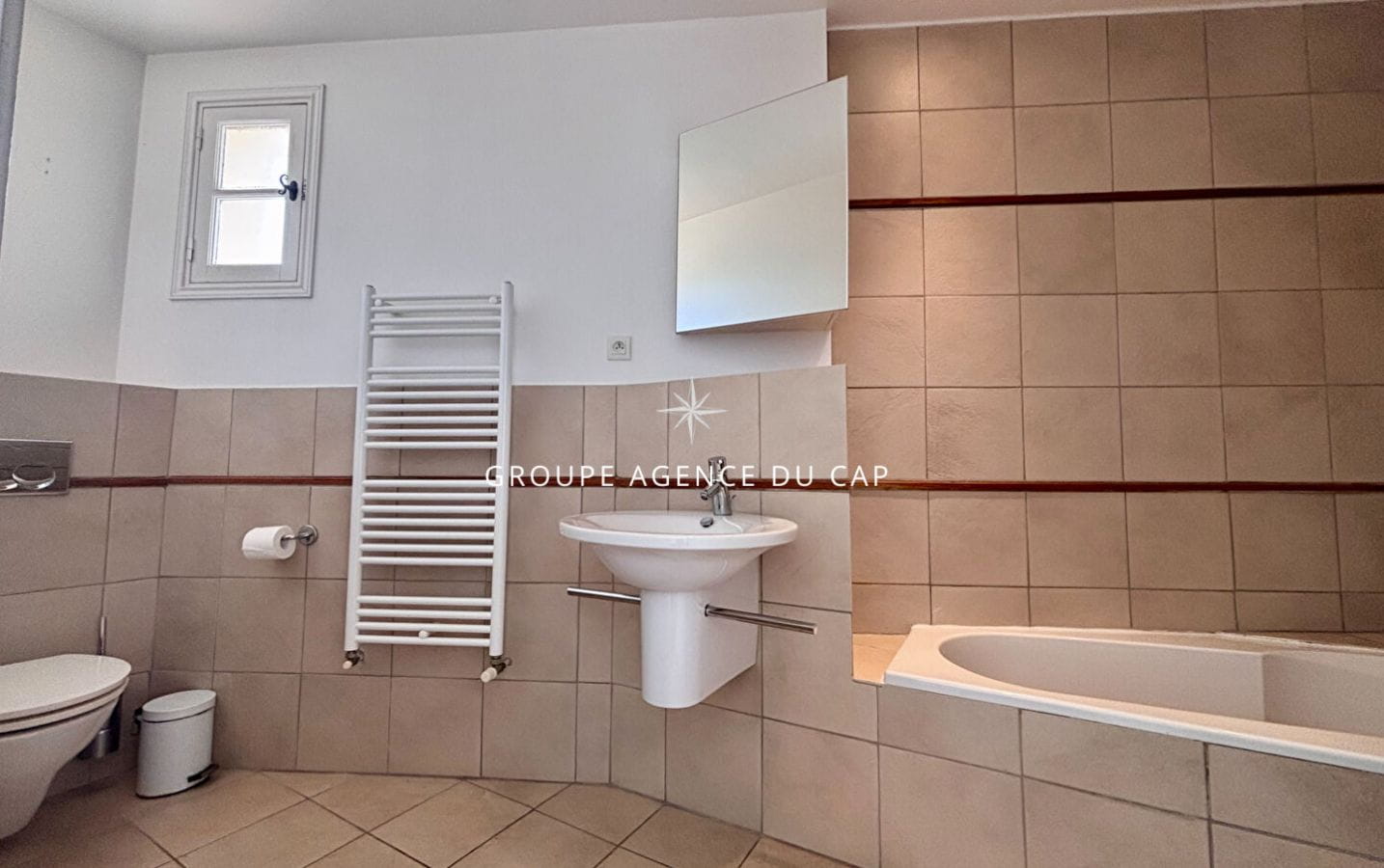 À VENDRE VILLA BEAUX VOLUMES 6 CHAMBRES VUE MER SUD-OUEST PARKINGS AUX ISSAMBRES Image 13