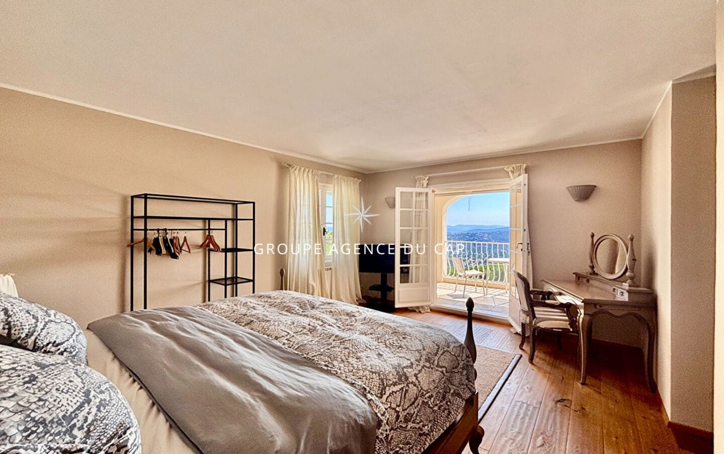 A VENDRE VILLA BEAUX VOLUMES 6 CHAMBRES VUE MER SUD-OUEST PARKINGS AUX ISSAMBRES Image 10