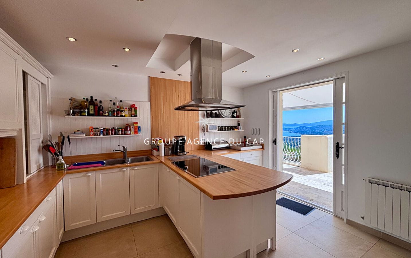 A VENDRE VILLA BEAUX VOLUMES 6 CHAMBRES VUE MER SUD-OUEST PARKINGS AUX ISSAMBRES Image 9