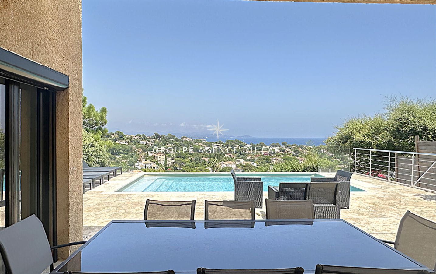 À VENDRE VILLA VUE MER 5 PIÈCES 143M² AVEC 4 CHAMBRES SÉJOUR VERANDA ET PISCINE AUX ISSAMBRES Image 12