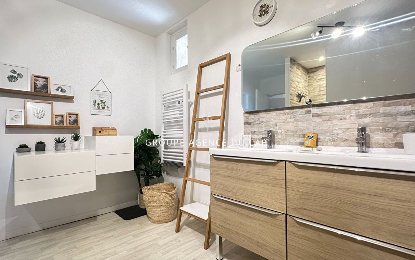 À VENDRE VILLA VUE MER 5 PIÈCES 143M² AVEC 4 CHAMBRES SÉJOUR VERANDA ET PISCINE AUX ISSAMBRES Image 13