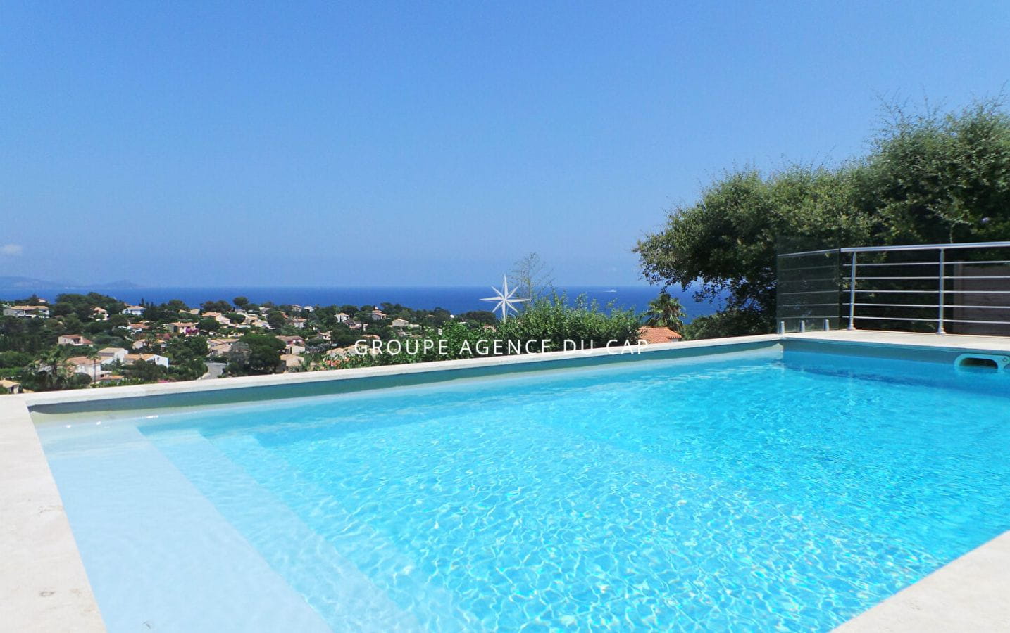 À VENDRE VILLA VUE MER 5 PIÈCES 143M² AVEC 4 CHAMBRES SÉJOUR VERANDA ET PISCINE AUX ISSAMBRES Image 0