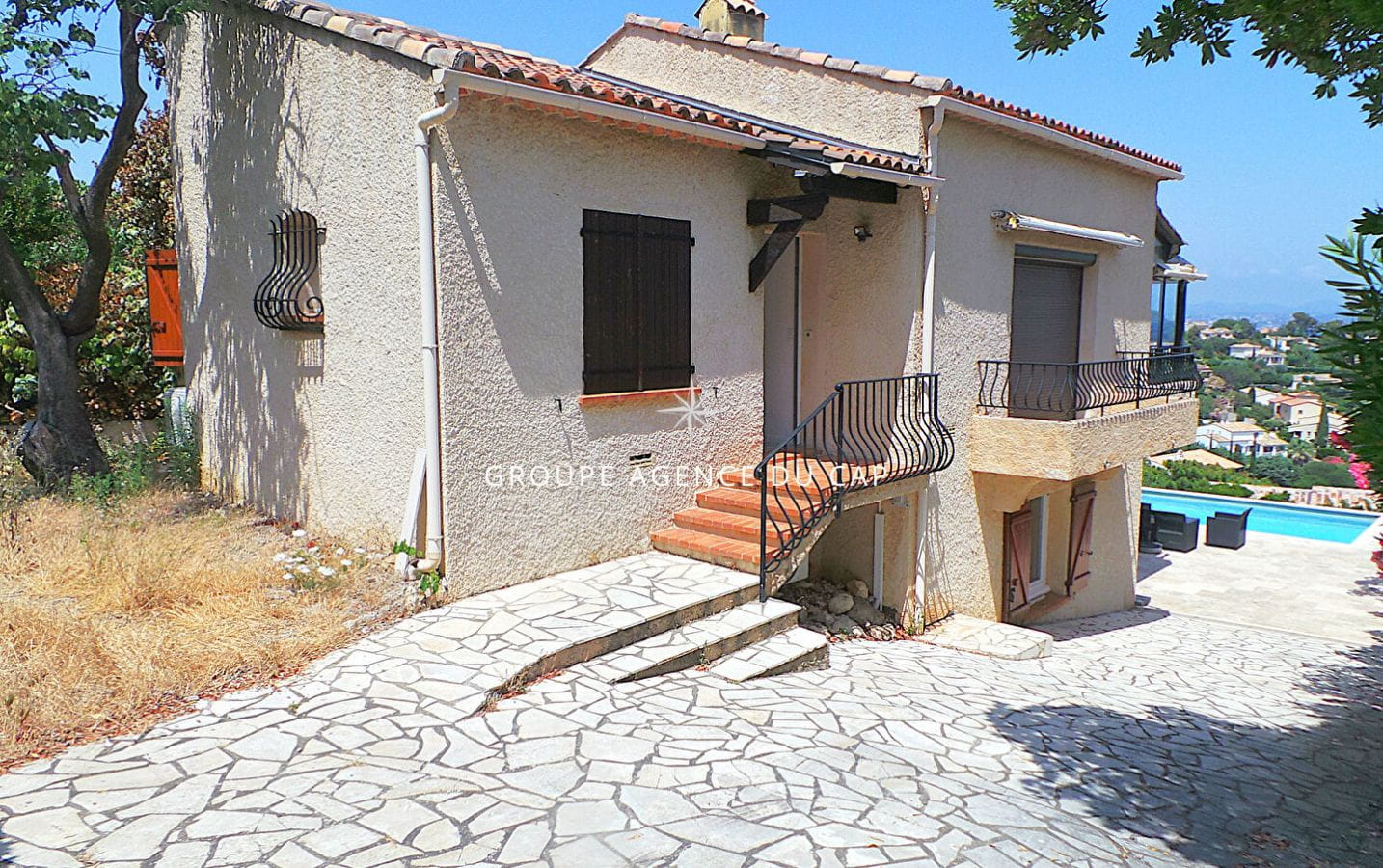 À VENDRE VILLA VUE MER 5 PIÈCES 143M² AVEC 4 CHAMBRES SÉJOUR VERANDA ET PISCINE AUX ISSAMBRES Image 2