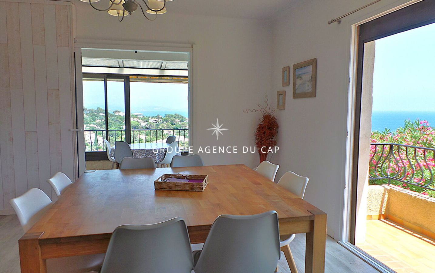 À VENDRE VILLA VUE MER 5 PIÈCES 143M² AVEC 4 CHAMBRES SÉJOUR VERANDA ET PISCINE AUX ISSAMBRES Image 3