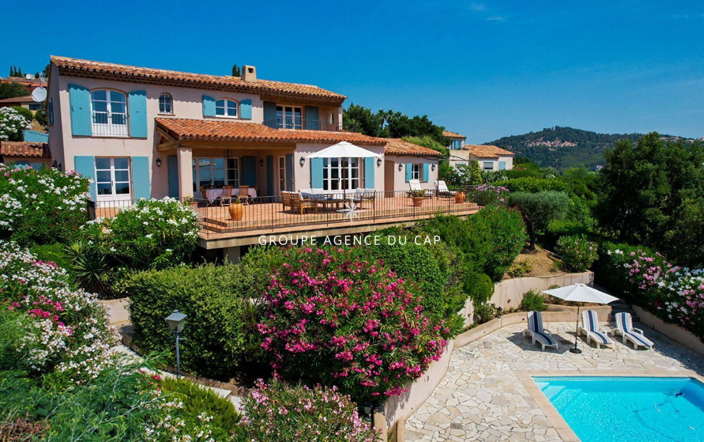 À VENDRE MAGNIFIQUE VILLA DE TYPE PROVENÇAL AUX ISSAMBRES 180M2 VUE MER SUR LE GOLFE DE ST TROPEZ Image 0