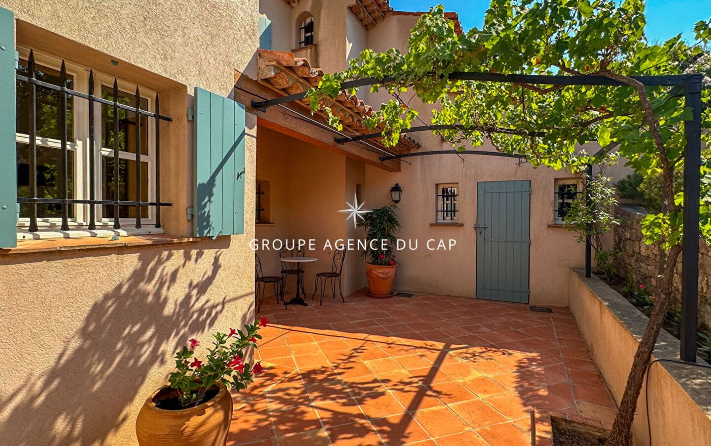 À VENDRE MAGNIFIQUE VILLA DE TYPE PROVENÇAL AUX ISSAMBRES 180M2 VUE MER SUR LE GOLFE DE ST TROPEZ Image 16