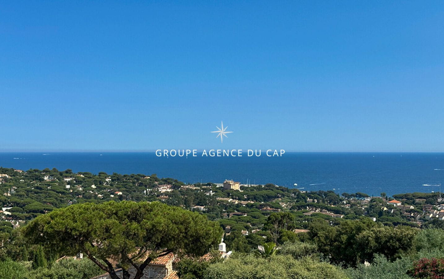 À VENDRE MAGNIFIQUE VILLA DE TYPE PROVENÇAL AUX ISSAMBRES 180M2 VUE MER SUR LE GOLFE DE ST TROPEZ Image 2