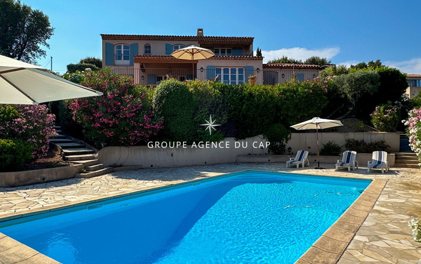 À VENDRE MAGNIFIQUE VILLA DE TYPE PROVENÇAL AUX ISSAMBRES 180M2 VUE MER SUR LE GOLFE DE ST TROPEZ Image 3