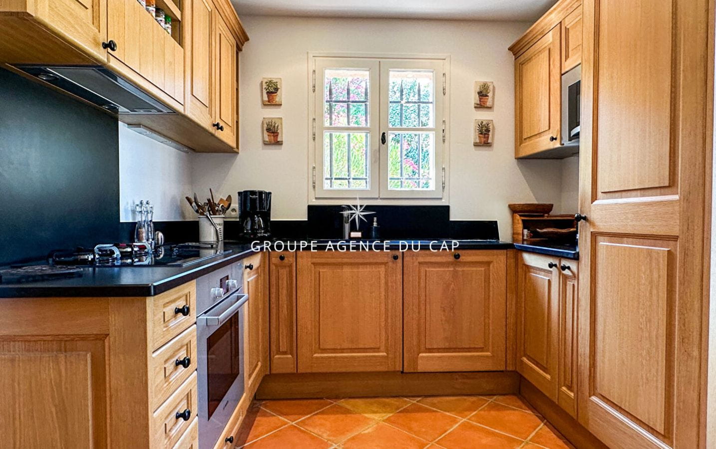 À VENDRE MAGNIFIQUE VILLA DE TYPE PROVENÇAL AUX ISSAMBRES 180M2 VUE MER SUR LE GOLFE DE ST TROPEZ Image 6