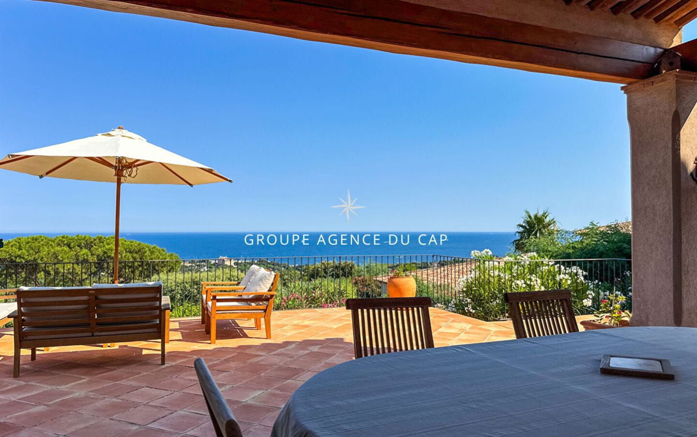 À VENDRE MAGNIFIQUE VILLA DE TYPE PROVENÇAL AUX ISSAMBRES 180M2 VUE MER SUR LE GOLFE DE ST TROPEZ Image 7