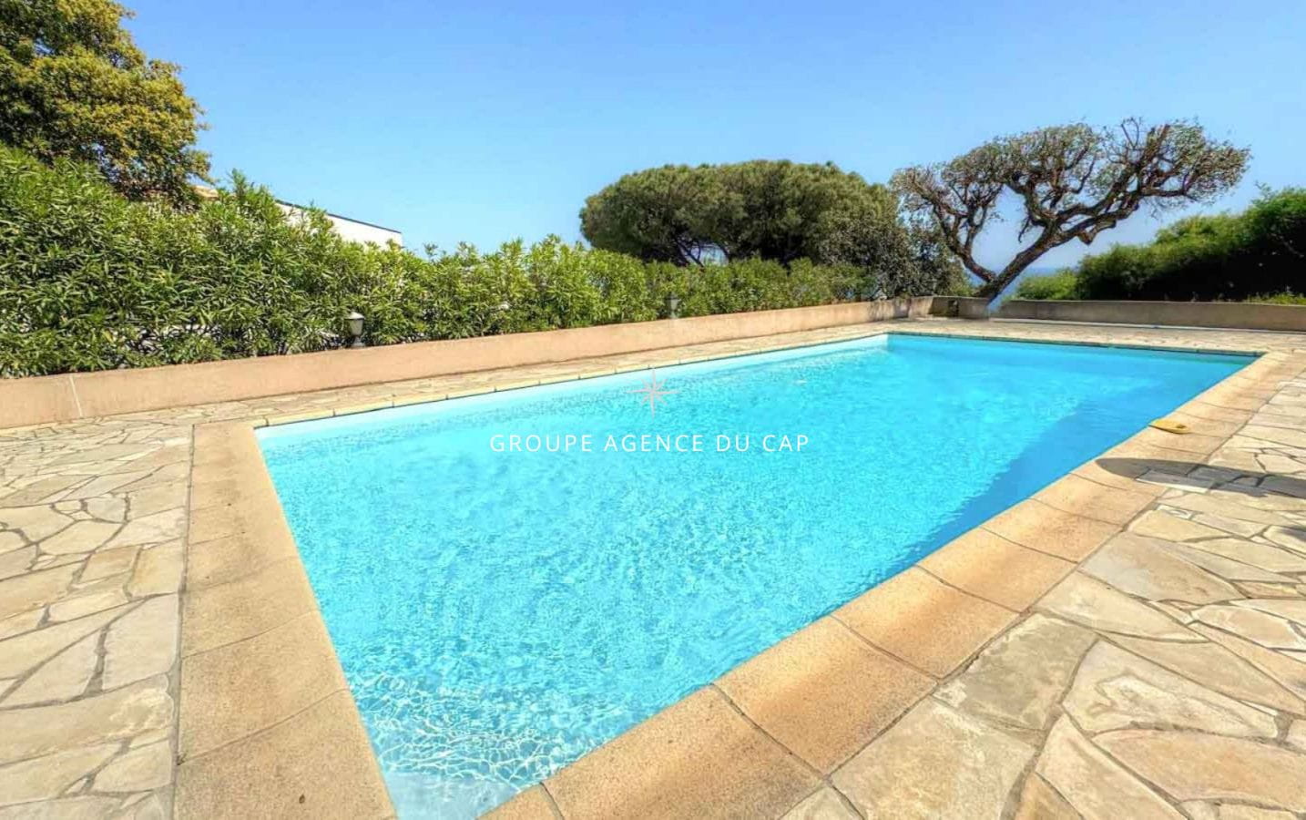 FOR SALE MAGNIFICENT PROVENÇAL-STYLE VILLA IN LES ISSAMBRES 180M2 SEA VIEW ON THE GULF OF ST TROPEZ Image 2