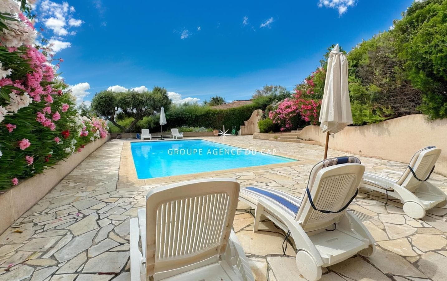 FOR SALE MAGNIFICENT PROVENÇAL-STYLE VILLA IN LES ISSAMBRES 180M2 SEA VIEW ON THE GULF OF ST TROPEZ Image 3