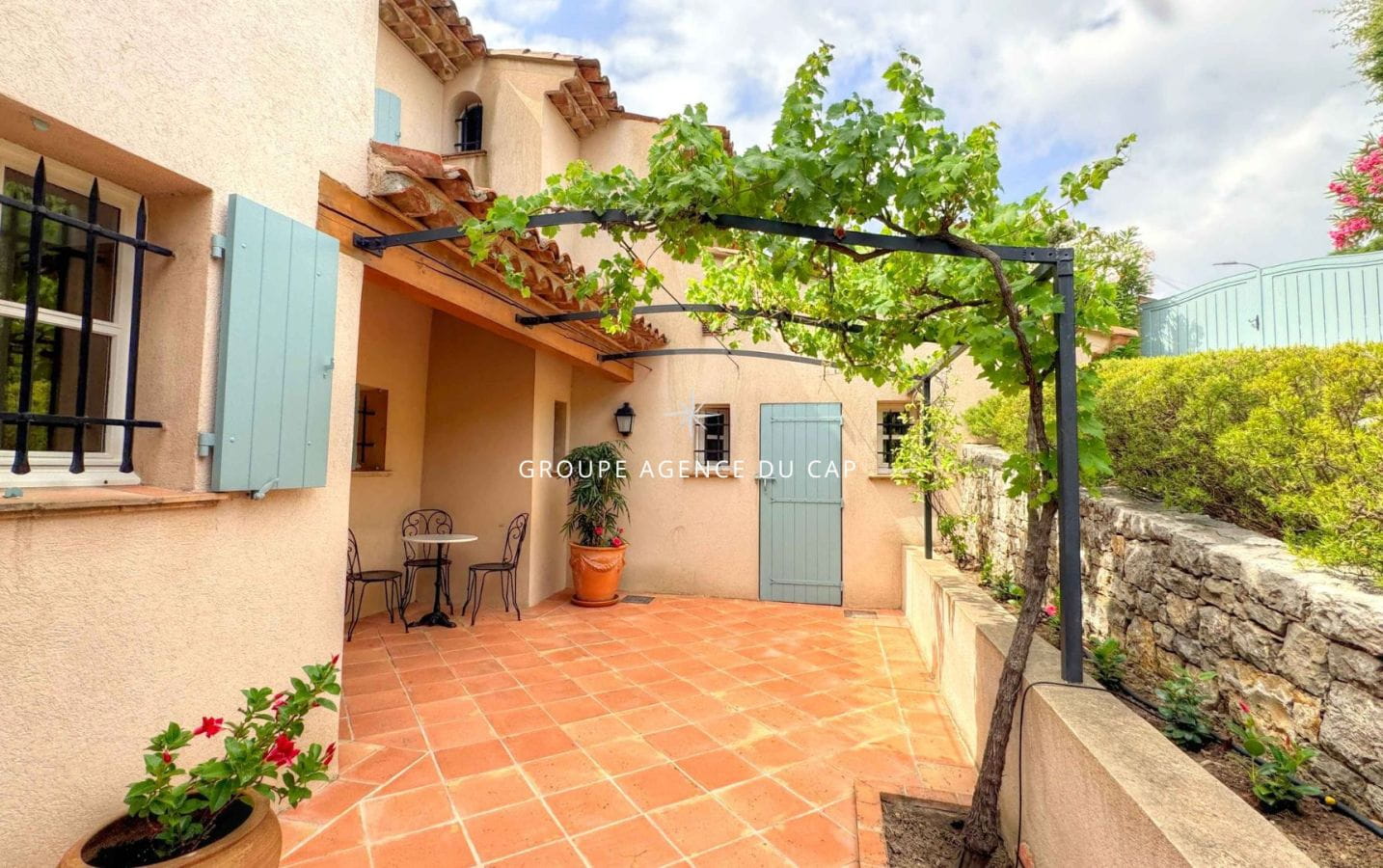 FOR SALE MAGNIFICENT PROVENÇAL-STYLE VILLA IN LES ISSAMBRES 180M2 SEA VIEW ON THE GULF OF ST TROPEZ Image 4