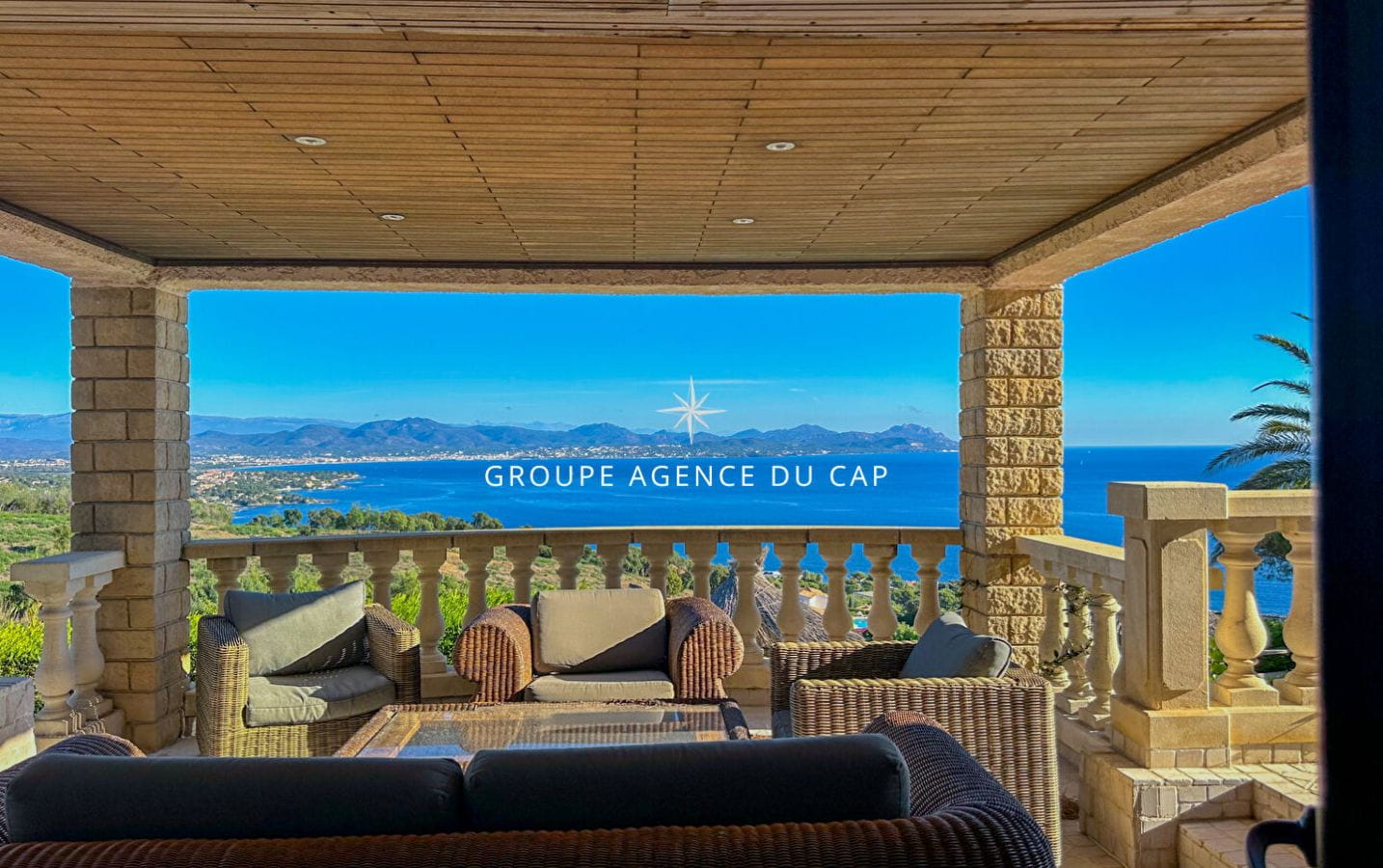 LES ISSAMBRES VUE MER PANORAMIQUE VILLA DE CHARME 8 PIÈCES AVEC PISCINE Image 4