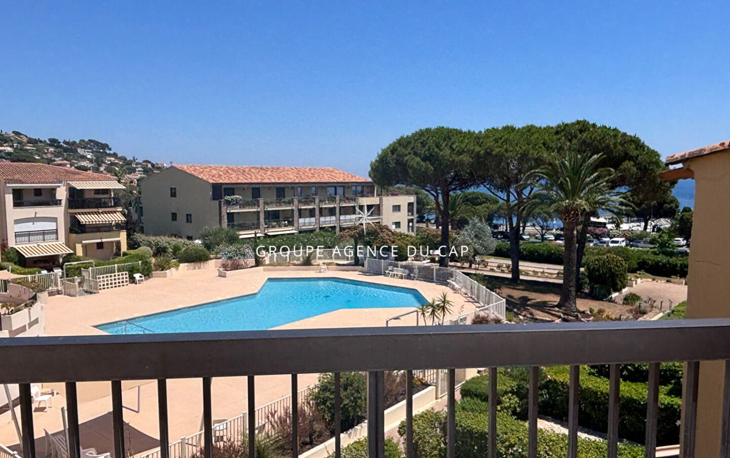 FOR SALE 2-ROOM APARTMENT IN SEASIDE RESIDENCE WITH SEA VIEW IN LES ISSAMBRES Image 1