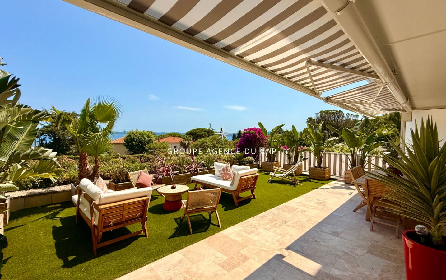 SAINTE-MAXIME 2 BEDROOM APARTMENT WITH SEA VIEW, WALK TO THE TOWN CENTER Image 0