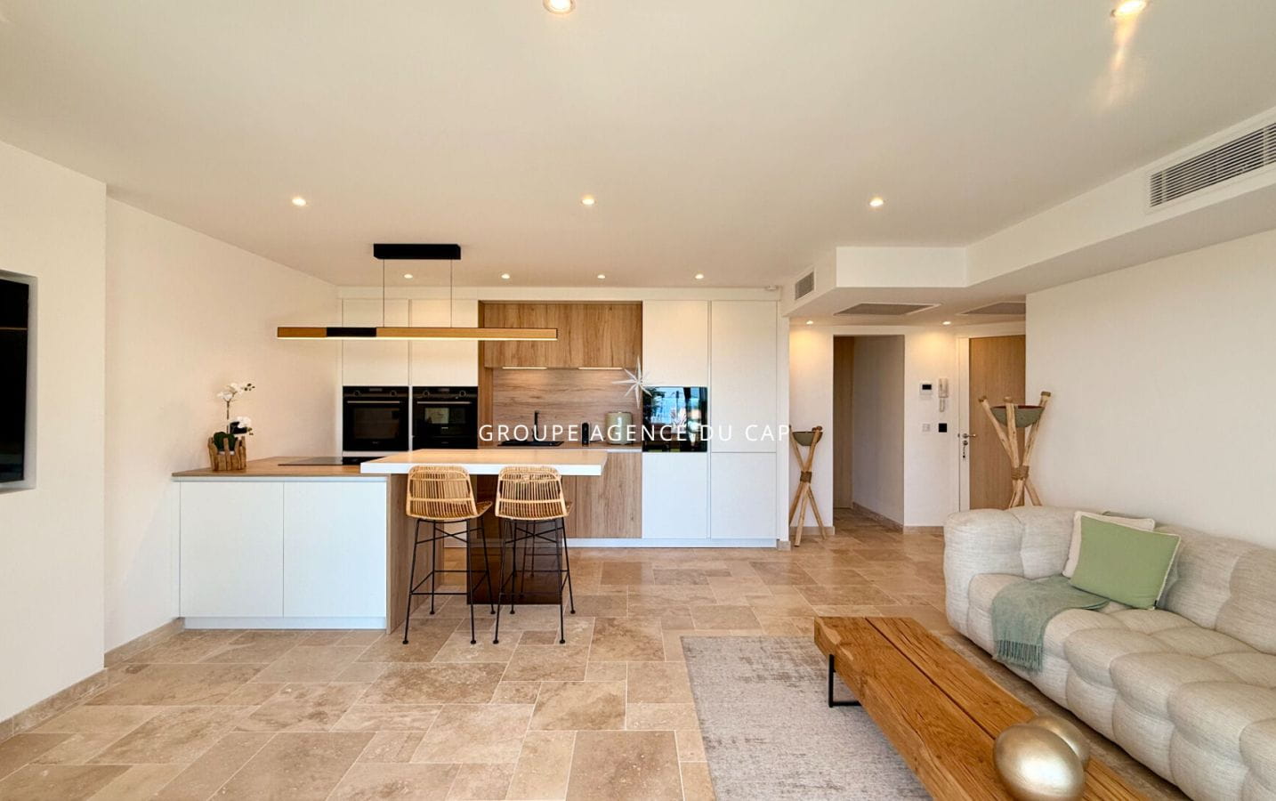 SAINTE-MAXIME 2 BEDROOM APARTMENT WITH SEA VIEW, WALK TO THE TOWN CENTER Image 2