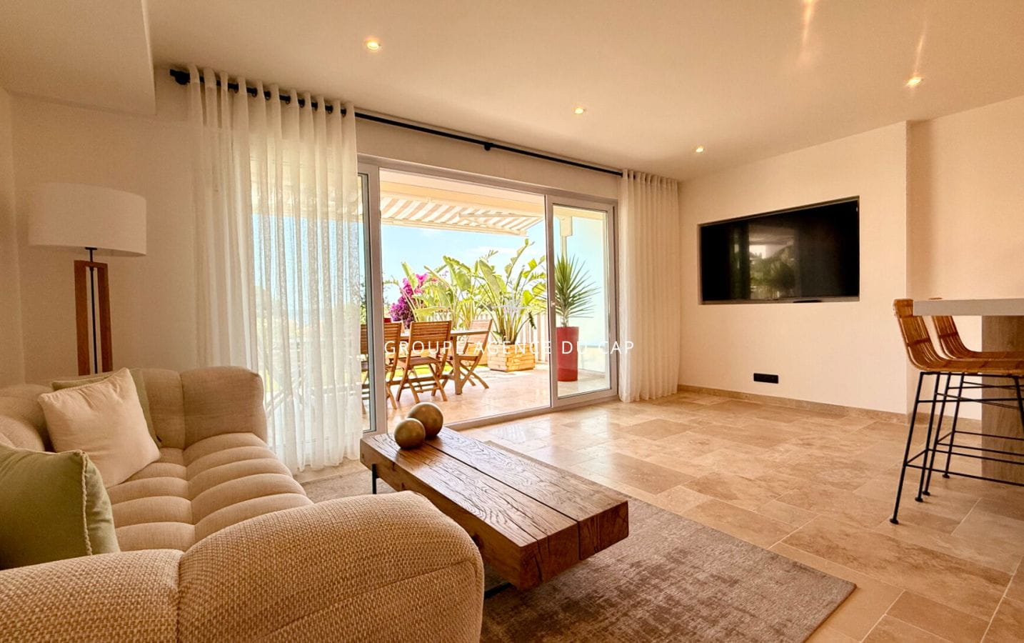 SAINTE-MAXIME 2 BEDROOM APARTMENT WITH SEA VIEW, WALK TO THE TOWN CENTER Image 3