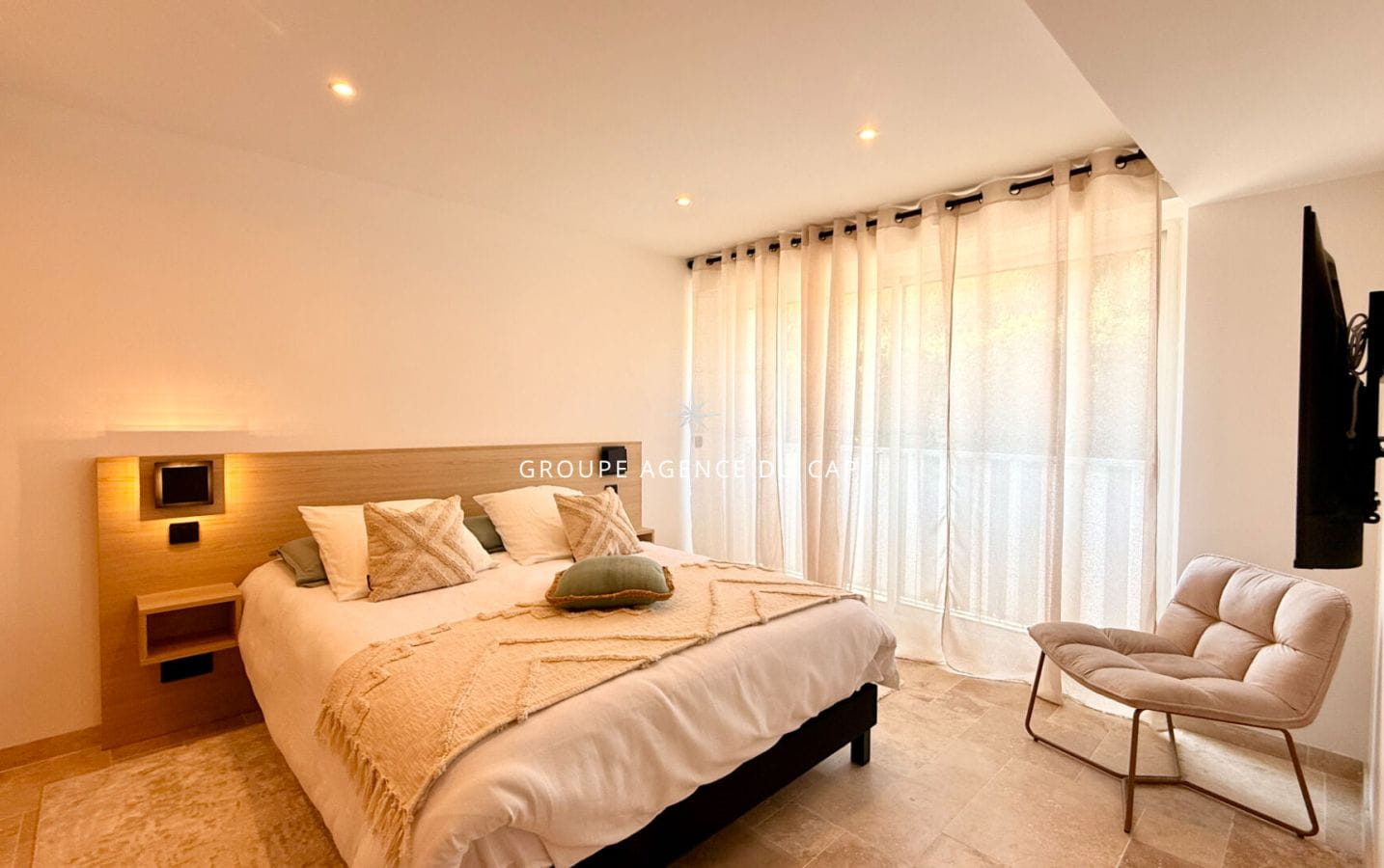 SAINTE-MAXIME 2 BEDROOM APARTMENT WITH SEA VIEW, WALK TO THE TOWN CENTER Image 5