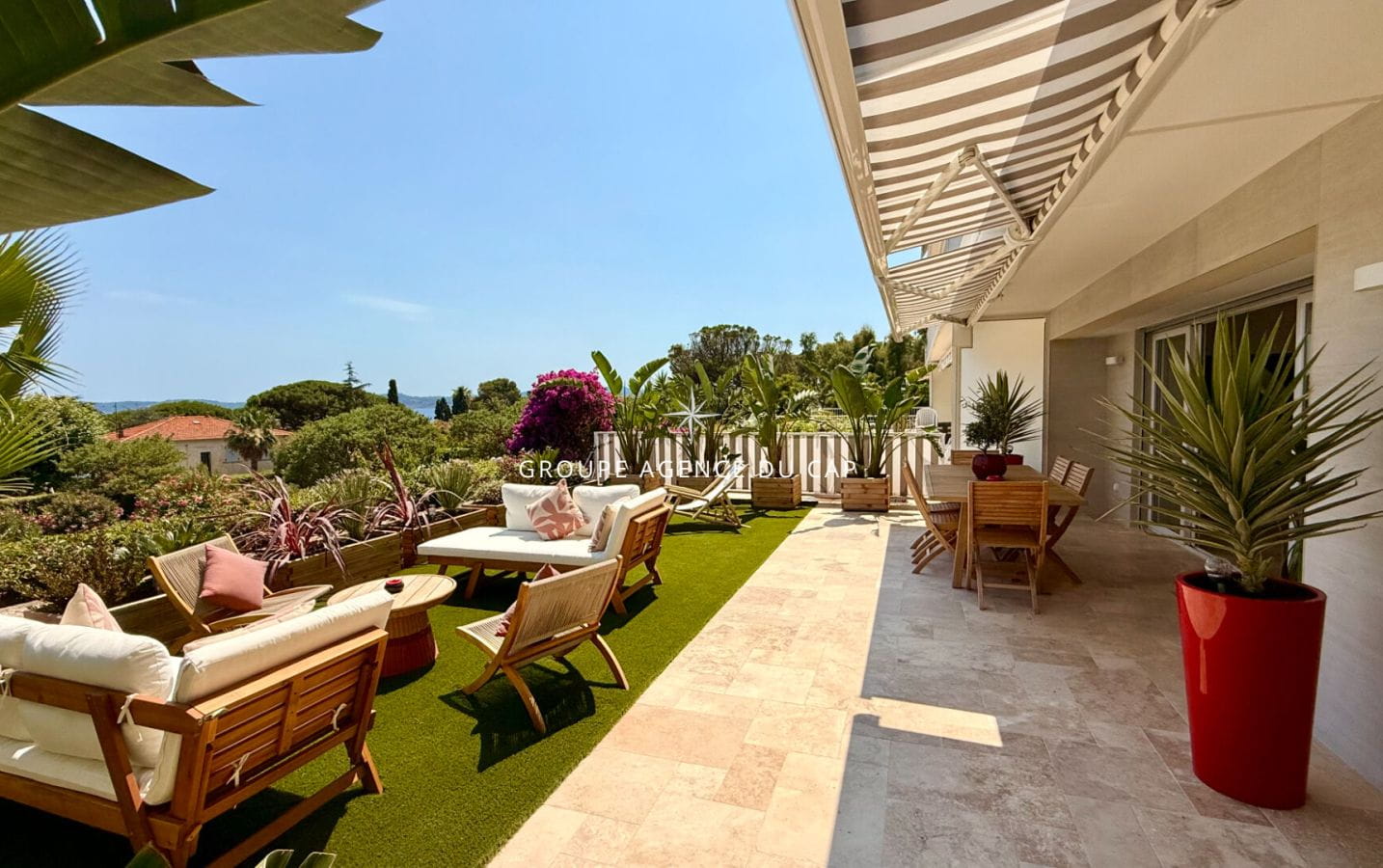 SAINTE-MAXIME 2 BEDROOM APARTMENT WITH SEA VIEW, WALK TO THE TOWN CENTER Image 8