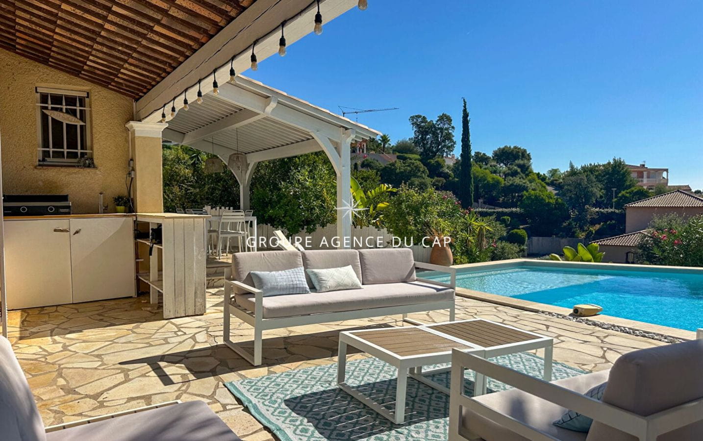 A VENDRE VILLA VUE MER DE PLAIN PIED AUX ISSAMBRES DE 111M² AVEC 3 CHAMBRES PISCINE ET GARAGE Image 3