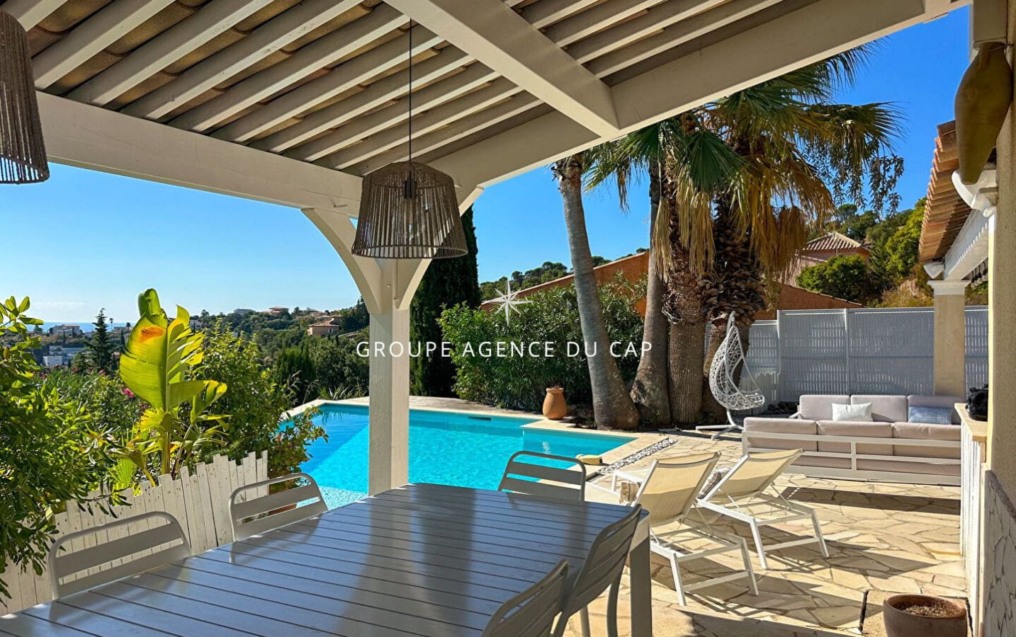 A VENDRE VILLA VUE MER DE PLAIN PIED AUX ISSAMBRES DE 111M² AVEC 3 CHAMBRES PISCINE ET GARAGE Image 4