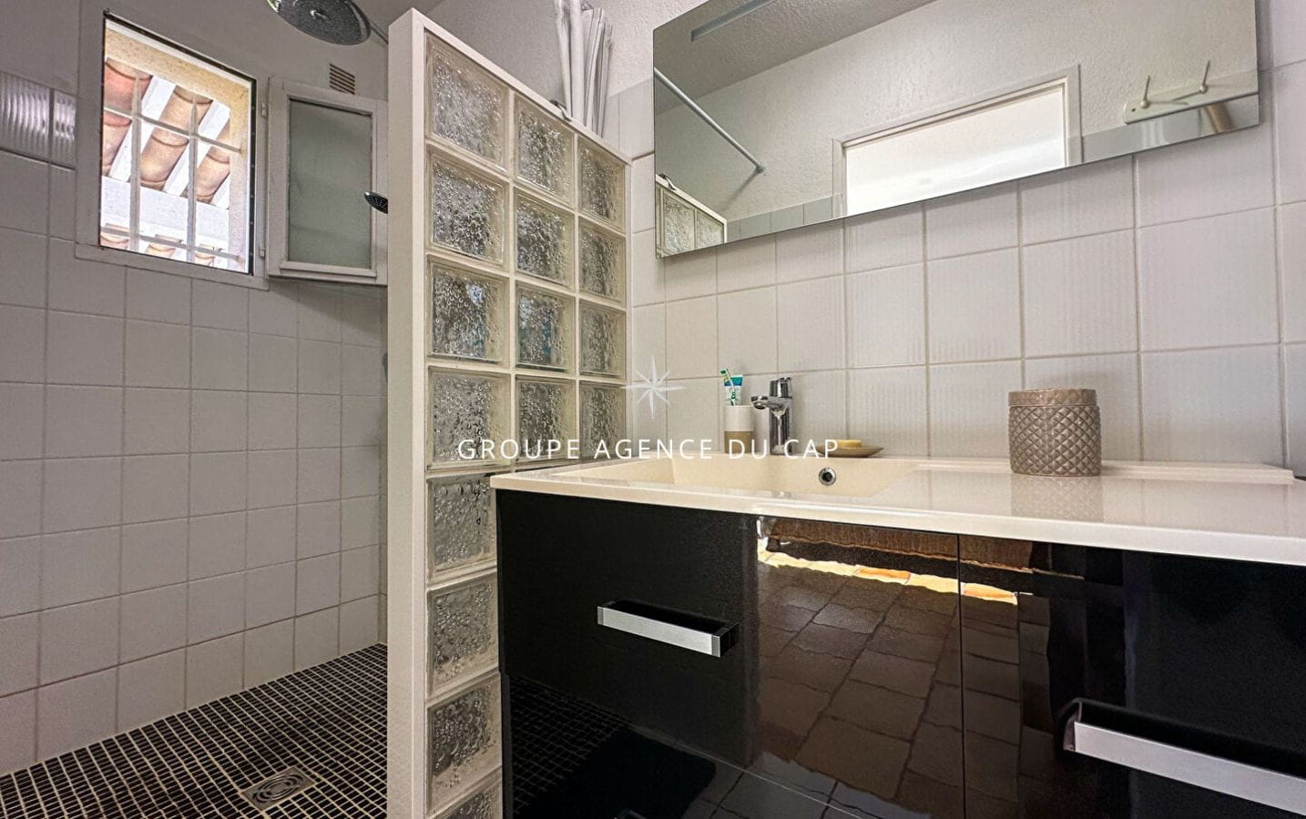 A VENDRE VILLA VUE MER DE PLAIN PIED AUX ISSAMBRES DE 125M² AVEC 3 CHAMBRES PISCINE ET GARAGE Image 16