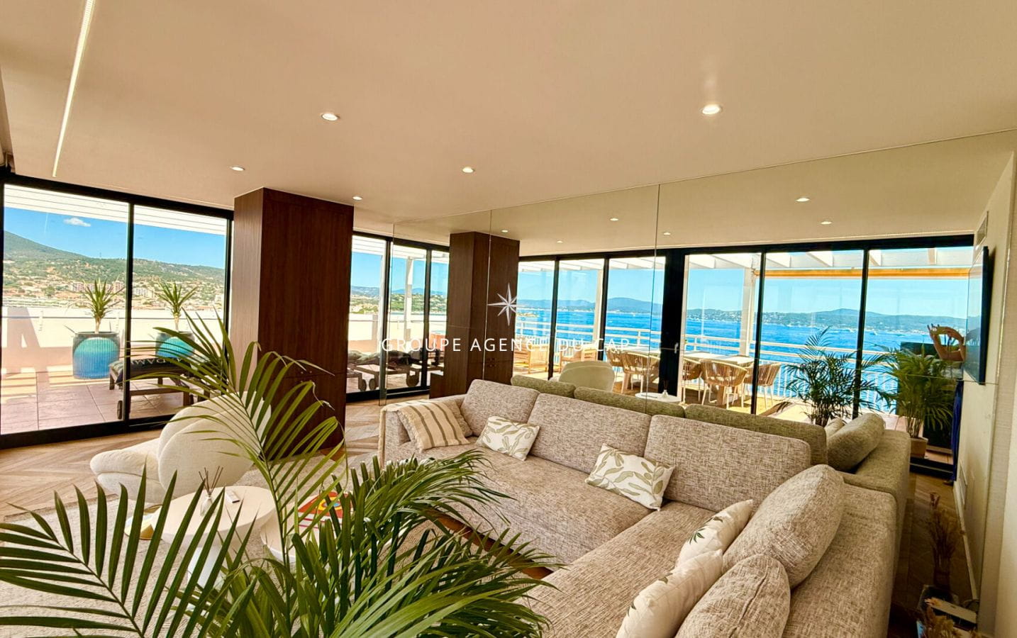 ROOFTOP PLEIN CENTRE DE SAINTE MAXIME AVEC VUE MER PANORAMIQUE CAVE GARAGE ET PLACE DE PARKING Image 2