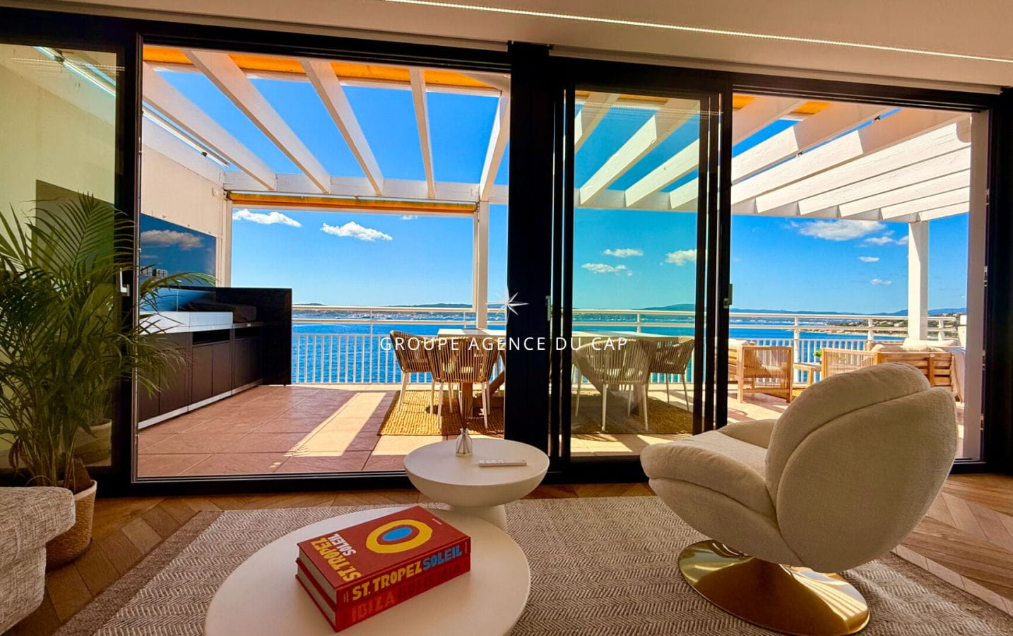 ROOFTOP PLEIN CENTRE DE SAINTE MAXIME AVEC VUE MER PANORAMIQUE CAVE GARAGE ET PLACE DE PARKING Image 3