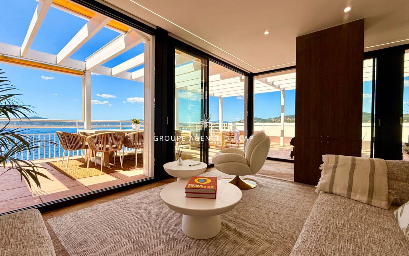 ROOFTOP PLEIN CENTRE DE SAINTE MAXIME AVEC VUE MER PANORAMIQUE CAVE GARAGE ET PLACE DE PARKING Image 4