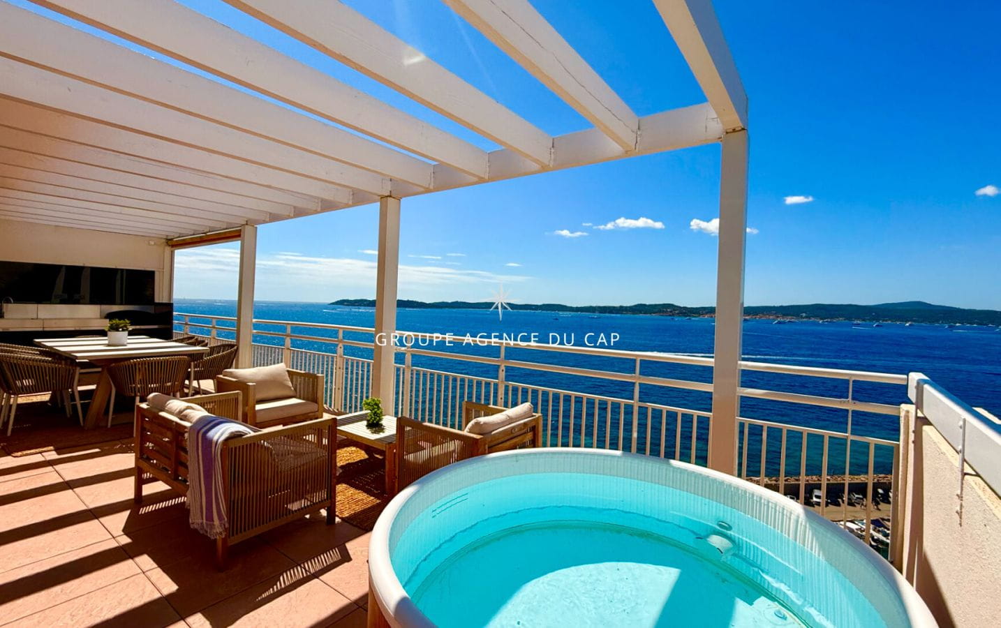 ROOFTOP PLEIN CENTRE DE SAINTE MAXIME AVEC VUE MER PANORAMIQUE CAVE GARAGE ET PLACE DE PARKING Image 6