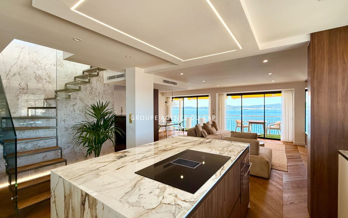 ROOFTOP PLEIN CENTRE DE SAINTE MAXIME AVEC VUE MER PANORAMIQUE CAVE GARAGE ET PLACE DE PARKING Image 9