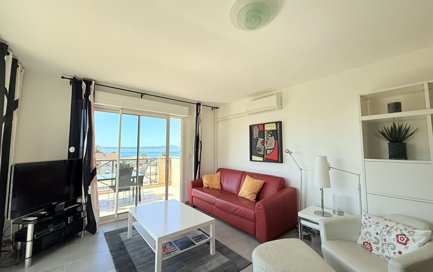 Appartement T3 de 75m2 avec vue mer double garage et cave, aux Issambres Image 0