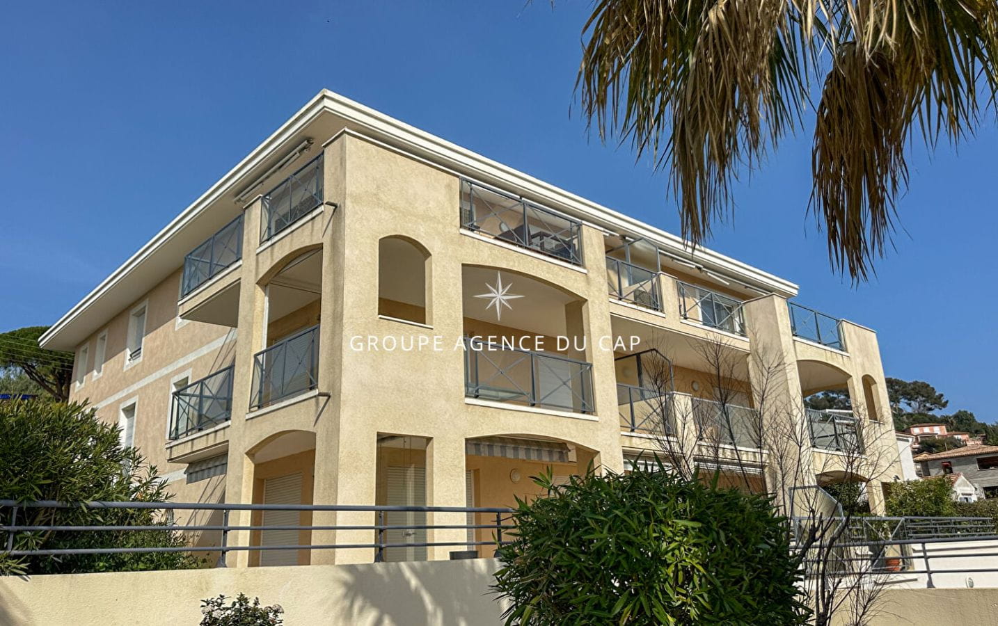 Appartement T3 de 75m2 avec vue mer double garage et cave, aux Issambres Image 2