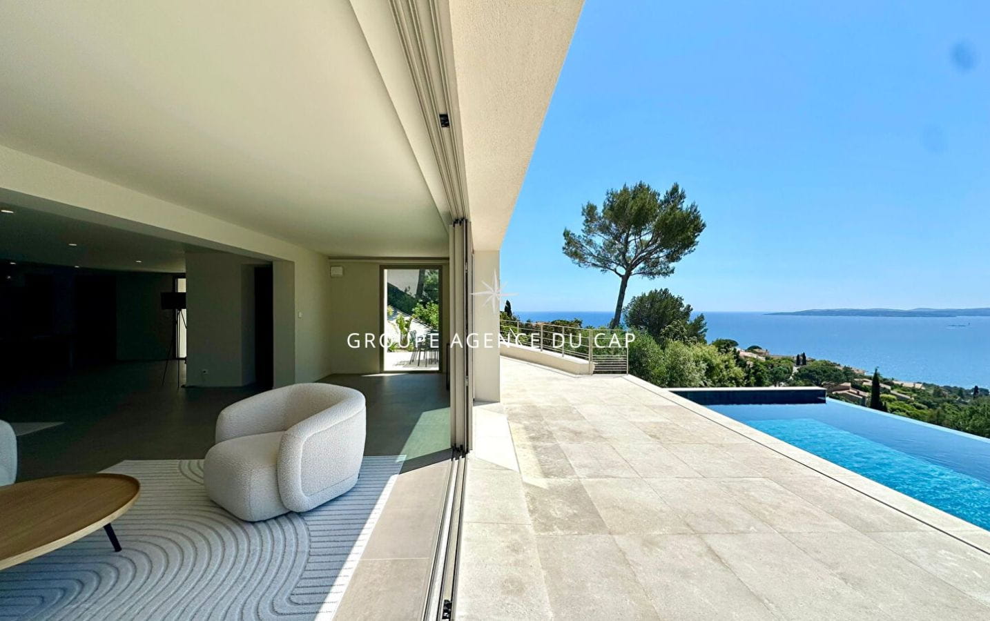 VILLA RECENTE NEUVE 4 CHAMBRES SUITES PISCINE GARAGE VUE MER PANORAMIQUE AUX ISSAMBRES Image 3