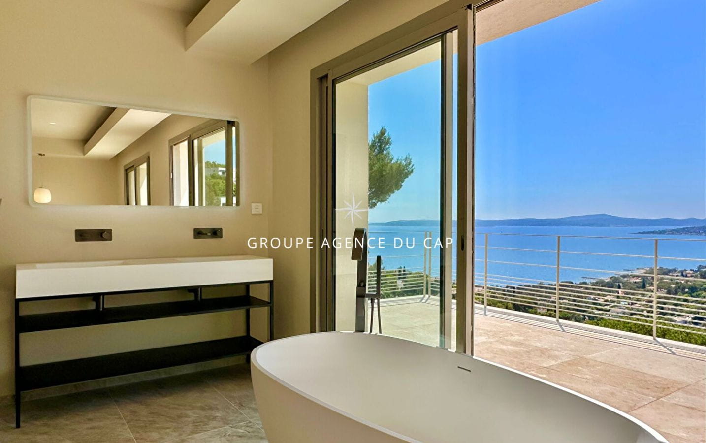 VILLA RECENTE NEUVE 4 CHAMBRES SUITES PISCINE GARAGE VUE MER PANORAMIQUE AUX ISSAMBRES Image 7