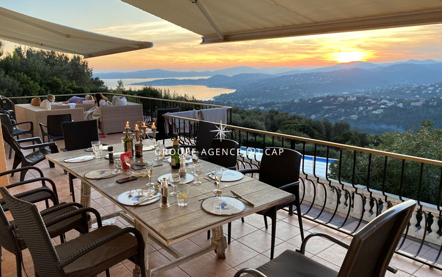 A VENDRE VILLA STYLE PROVENCALE 5 CHAMBRES VUE MER GOLFE ST-TROPEZ AUX ISSAMBRES Image 1