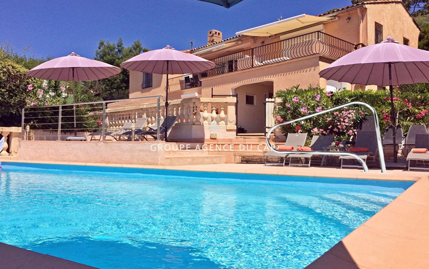 A VENDRE VILLA STYLE PROVENCALE 5 CHAMBRES VUE MER GOLFE ST-TROPEZ AUX ISSAMBRES Image 0