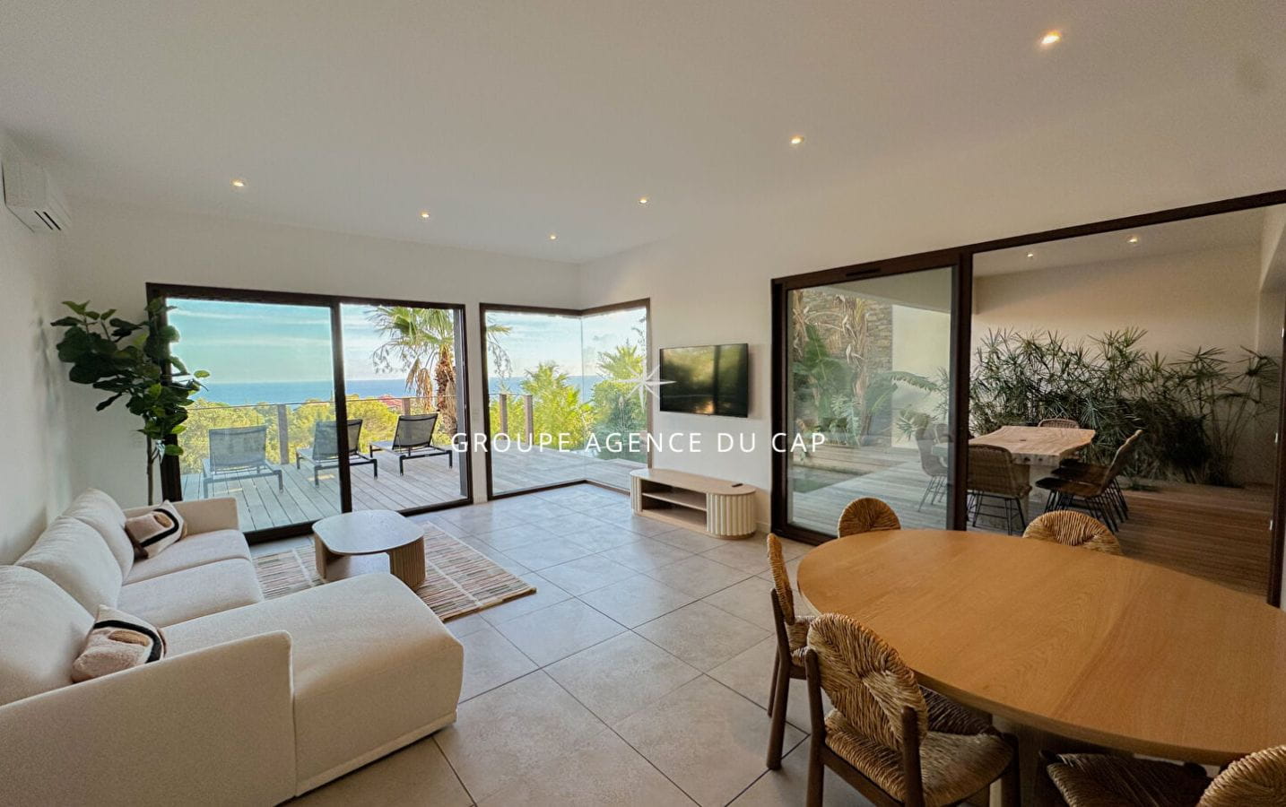 A VENDRE DEUX PROPRIETES CONTEMPORAINES VUE MER SUR LE GOLFE DE SAINT TROPEZ 7 CHAMBRES, A SAINTE MAXIME Image 15