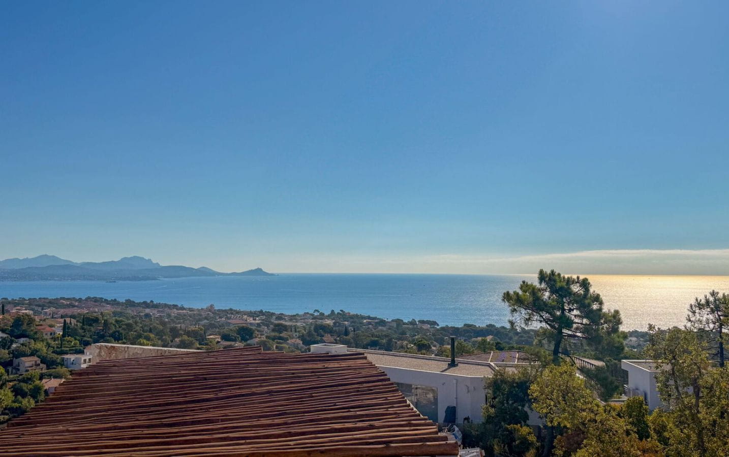LES ISSAMBRES VILLA VUE MER PANORAMIQUE 7 PIECES AVEC PISCINE CUISINE D ETE GARAGE 4 VOITURES Image 14