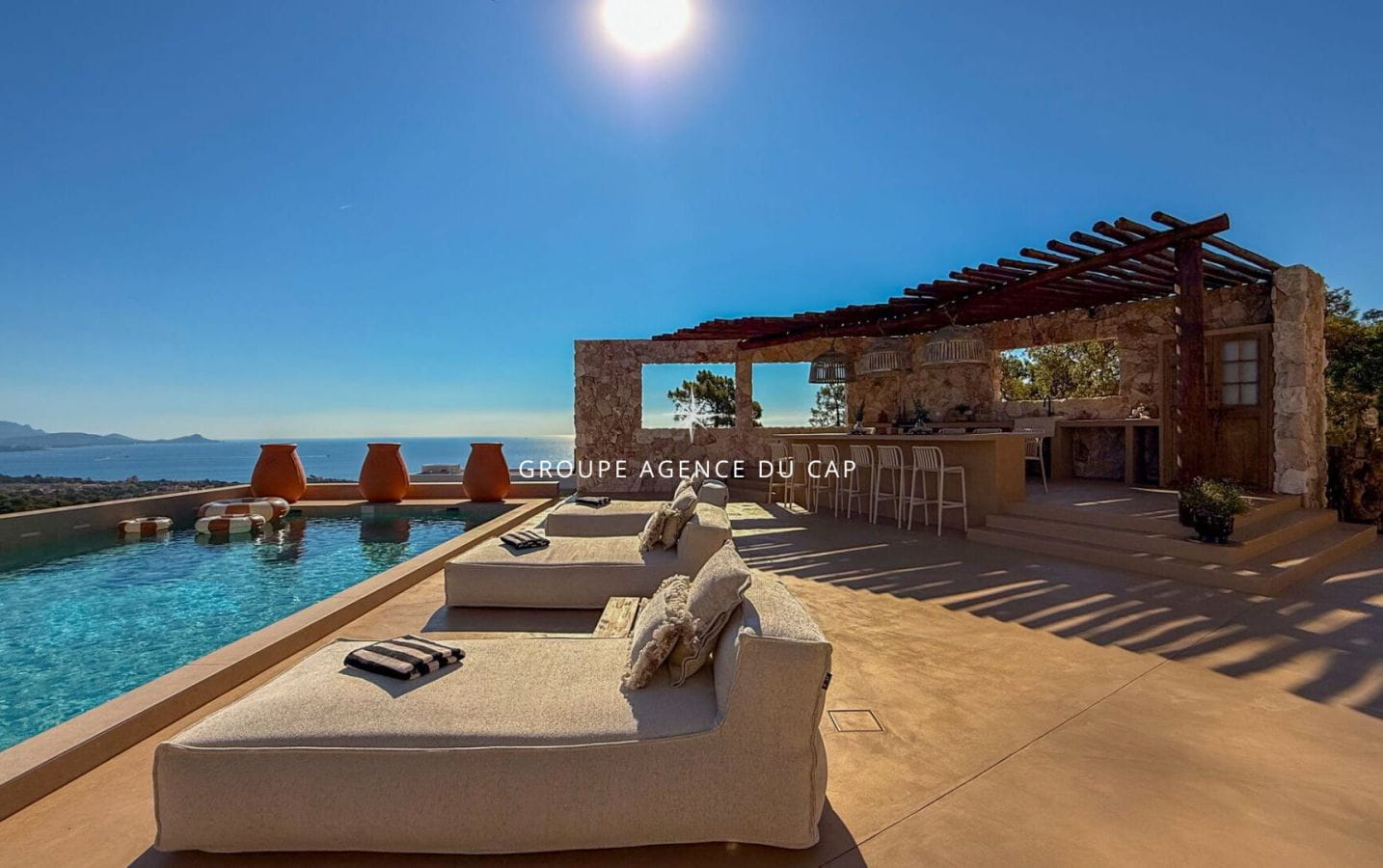 LES ISSAMBRES VILLA VUE MER PANORAMIQUE 7 PIECES AVEC PISCINE CUISINE D ETE GARAGE 4 VOITURES Image 0