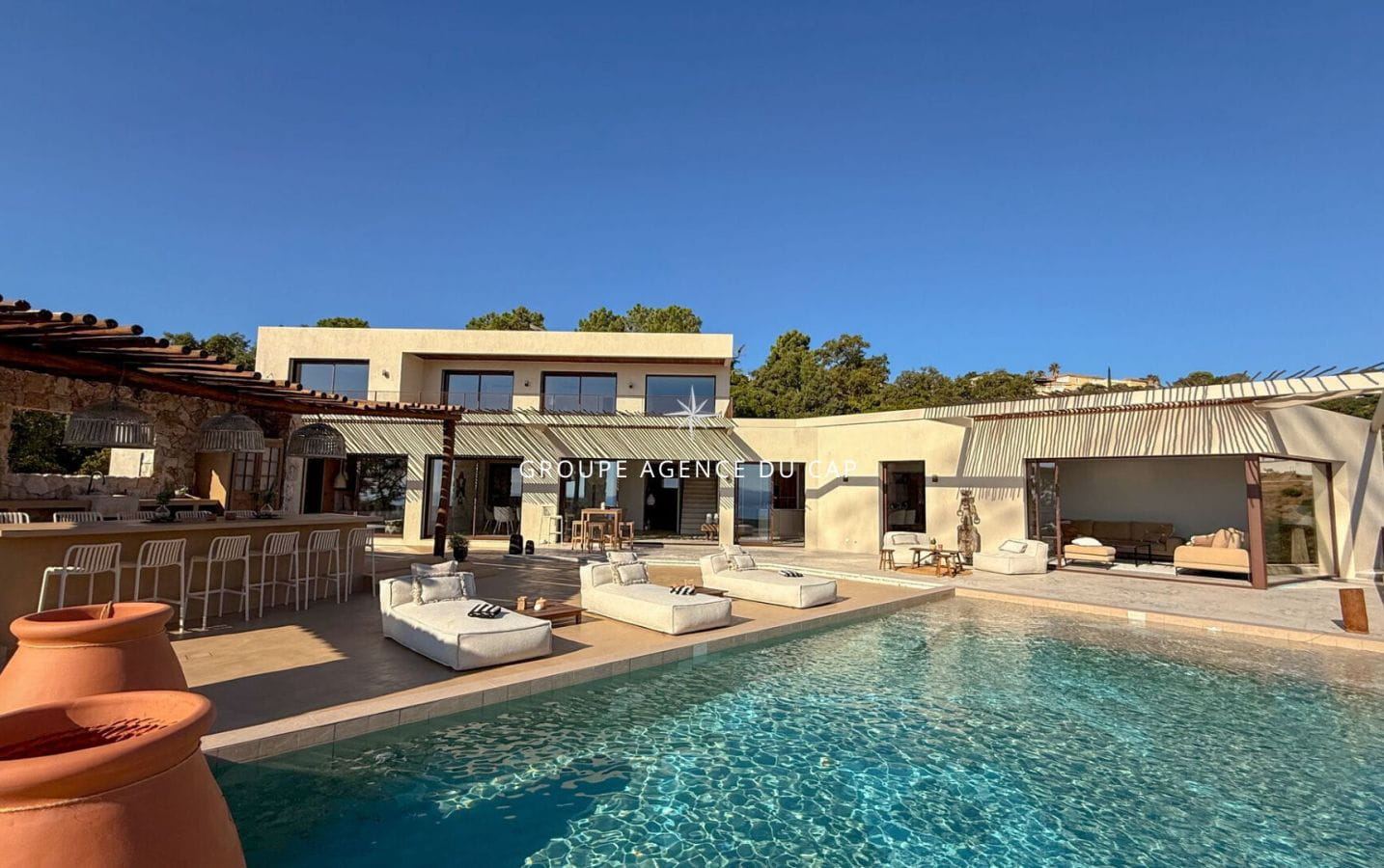 LES ISSAMBRES VILLA VUE MER PANORAMIQUE 7 PIECES AVEC PISCINE CUISINE D ETE GARAGE 4 VOITURES Image 2