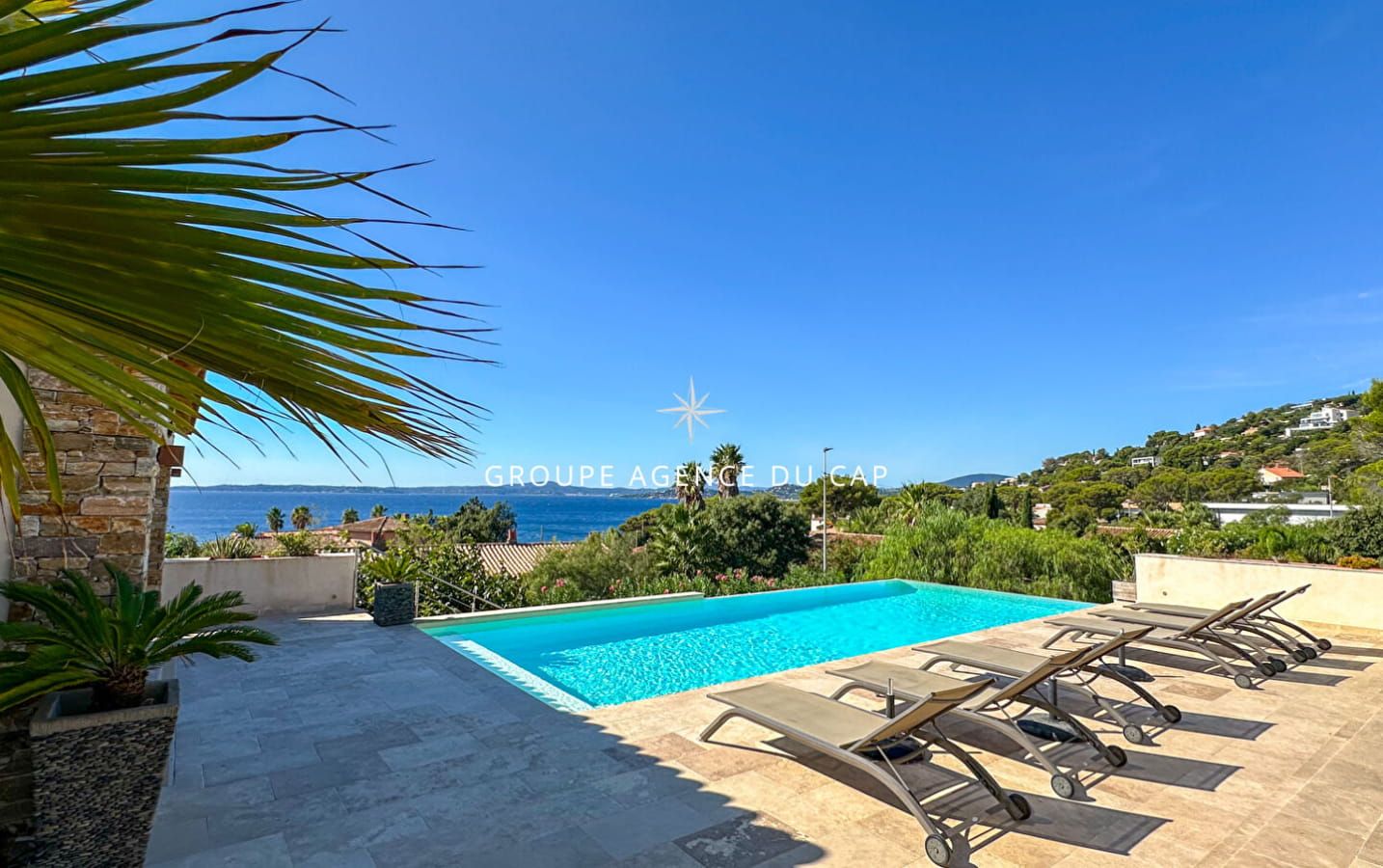 A VENDRE VILLA 6 CHAMBRES EN SUITE PISCINE POOL HOUSE VUE MER PANORAMIQUE SUR ST-TROPEZ GARAGES ET PARKINGS Image 1