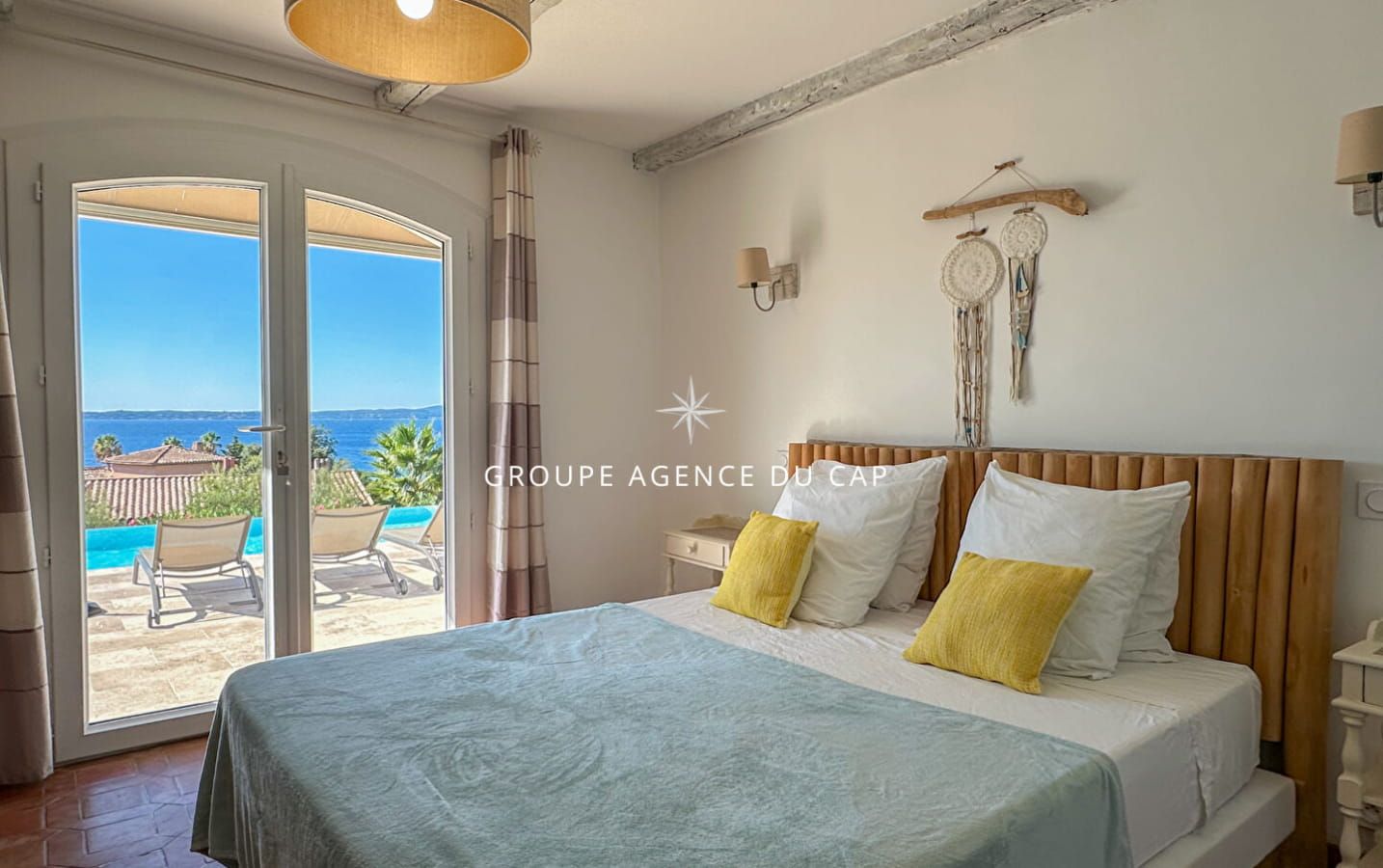 A VENDRE VILLA 6 CHAMBRES EN SUITE PISCINE POOL HOUSE VUE MER PANORAMIQUE SUR ST-TROPEZ GARAGES ET PARKINGS Image 14