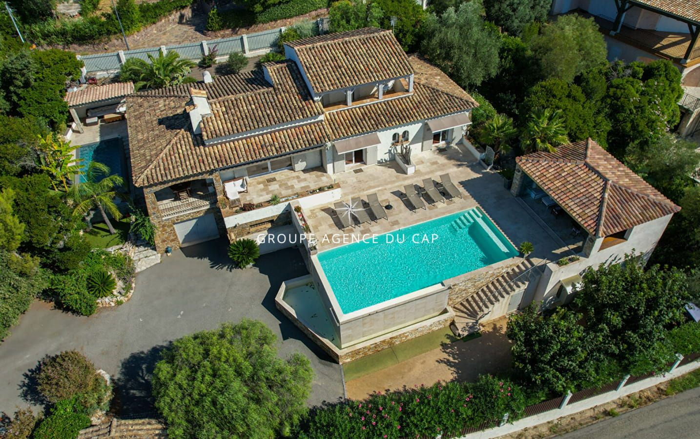 A VENDRE VILLA 6 CHAMBRES EN SUITE PISCINE POOL HOUSE VUE MER PANORAMIQUE SUR ST-TROPEZ GARAGES ET PARKINGS Image 0